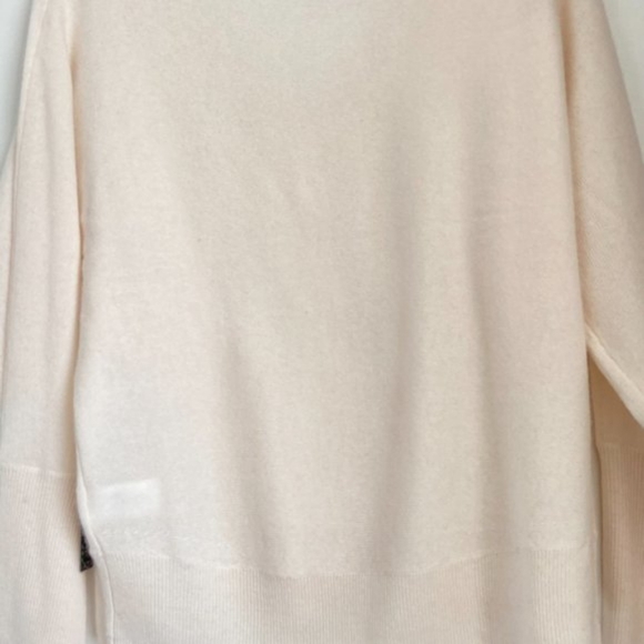 NWT TAHARI 100% 2- PLY CASHMERE Sweater Whole Cut Sleeve V- Neck Pearl Large - Picture 2 of 5